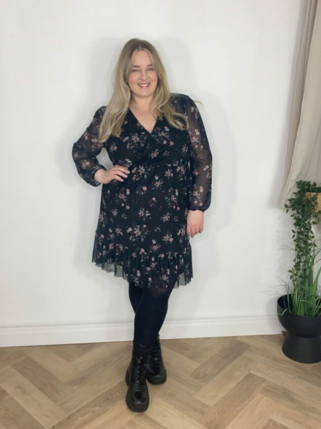 Kleid Blumenmuster, Boots