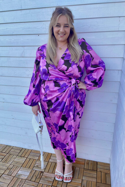 Midikleid Blumenmuster Lila & Sandalen Weiß