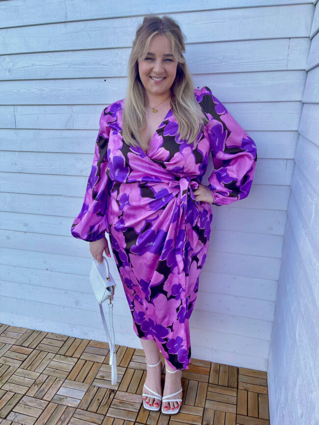 Midikleid Blumenmuster Lila & Sandalen Weiß