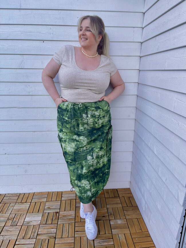 Cargorock Grün, Shirt Beige, Sneaker Weiß