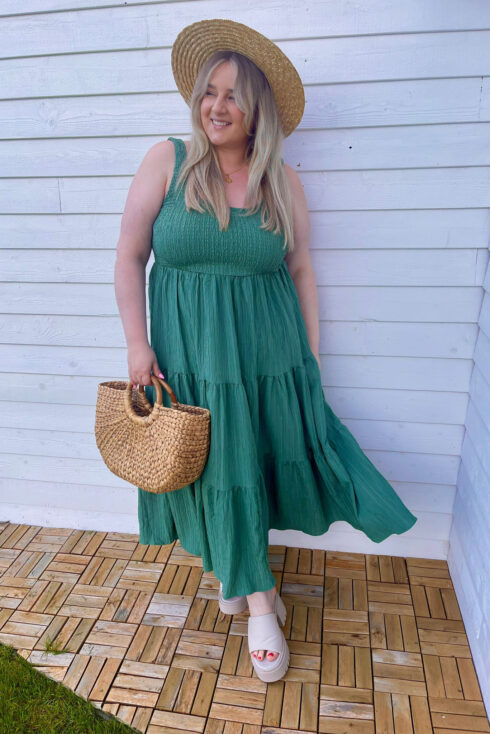 Maxi Sommerkleid Grün, Sandalen Weiß