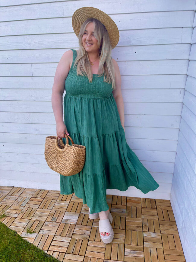 Maxi Sommerkleid Grün, Sandalen Weiß