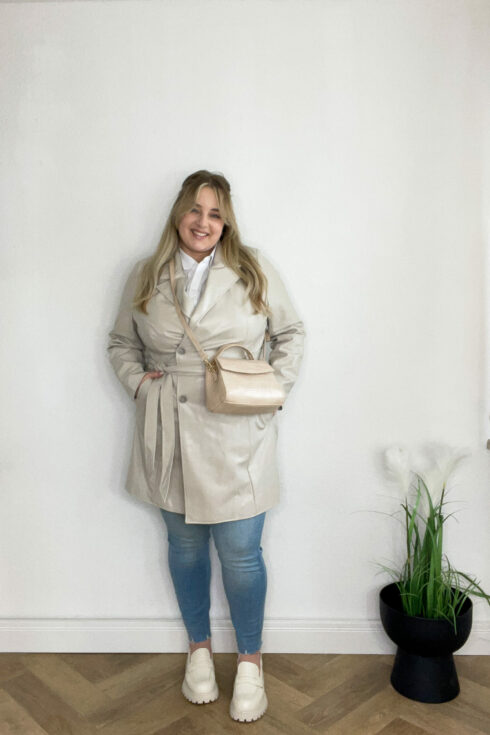 Trench Beige/Creme, Skinny Jeans Blau, Sneaker Weiß