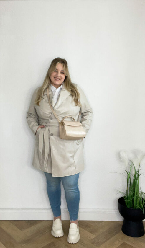 Trench Beige/Creme, Skinny Jeans Blau, Sneaker Weiß