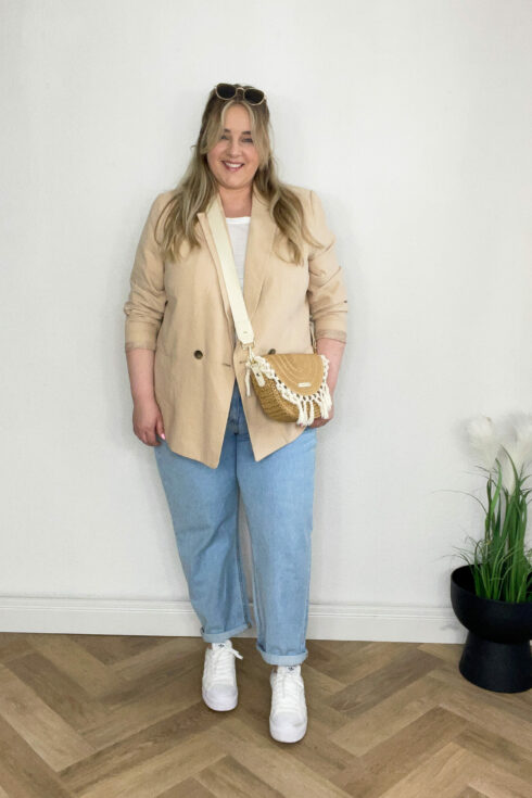 Blazer Beige, Hellblaue Jeans, Sneaker Weiß