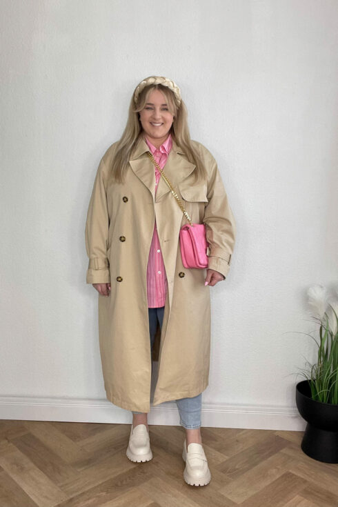 Trenchcoat Beige, Skinny Jeans, Longbluse Rosa