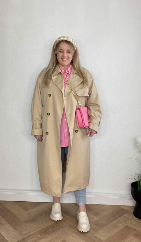 Trenchcoat Beige, Skinny Jeans, Longbluse Rosa