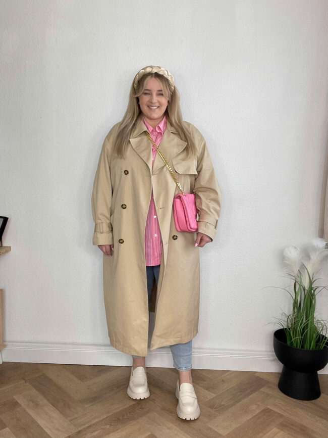 Trenchcoat Beige, Skinny Jeans, Longbluse Rosa