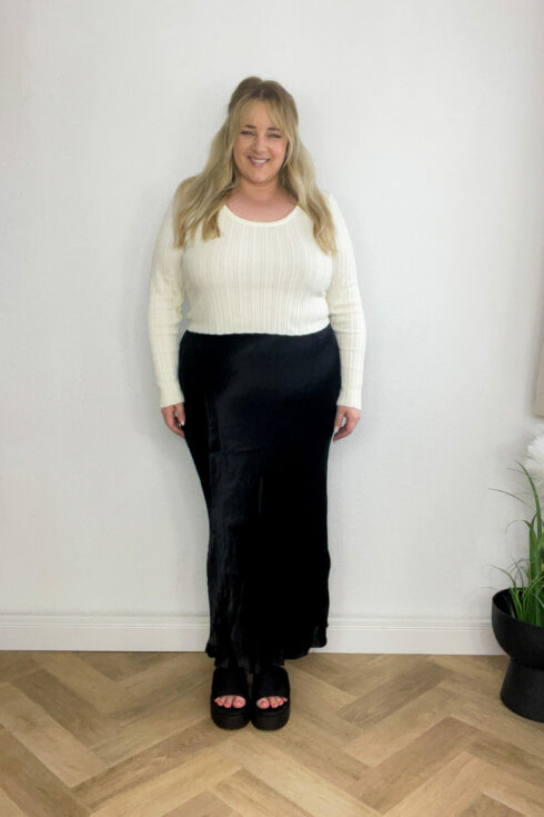 Rock Schwarz, Pulli Beige/Creme, Sandalen Schwarz