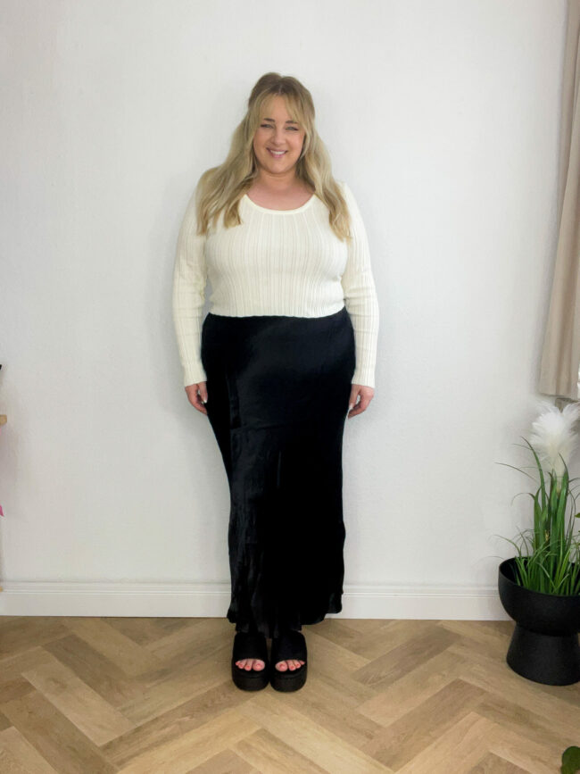 Rock Schwarz, Pulli Beige/Creme, Sandalen Schwarz