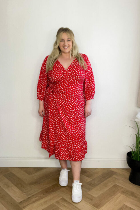 Kleid Rot Blumenprint, Sneaker Weiß