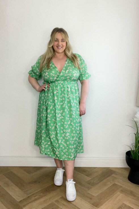 Wickelkleid Blumenmuster Grün, Sneaker Weiß
