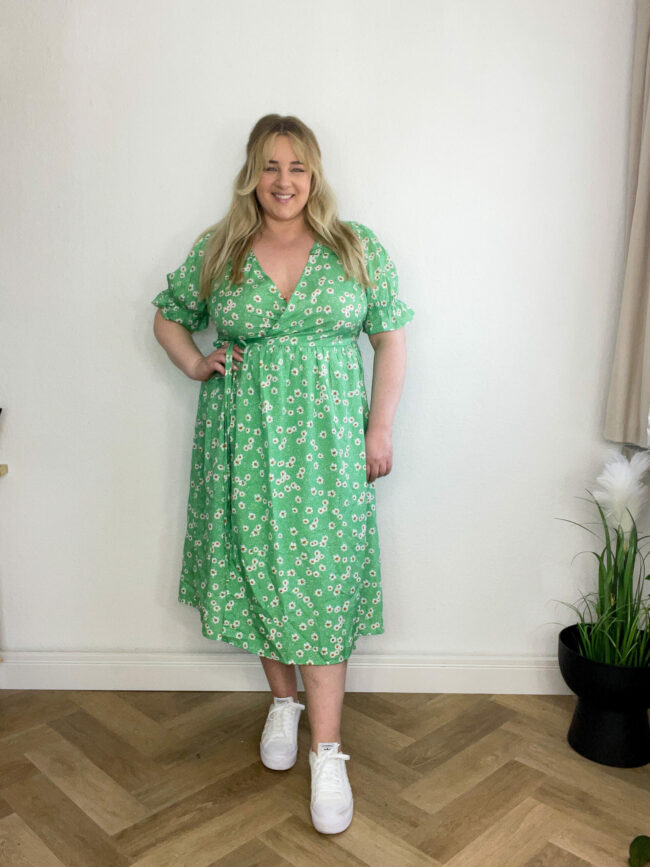 Wickelkleid Blumenmuster Grün, Sneaker Weiß