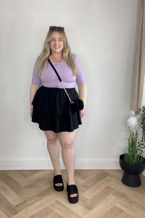 Lila Langarm-Shirt, Minirock & Sandalen Schwarz