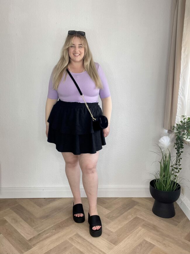 Lila Langarm-Shirt, Minirock & Sandalen Schwarz