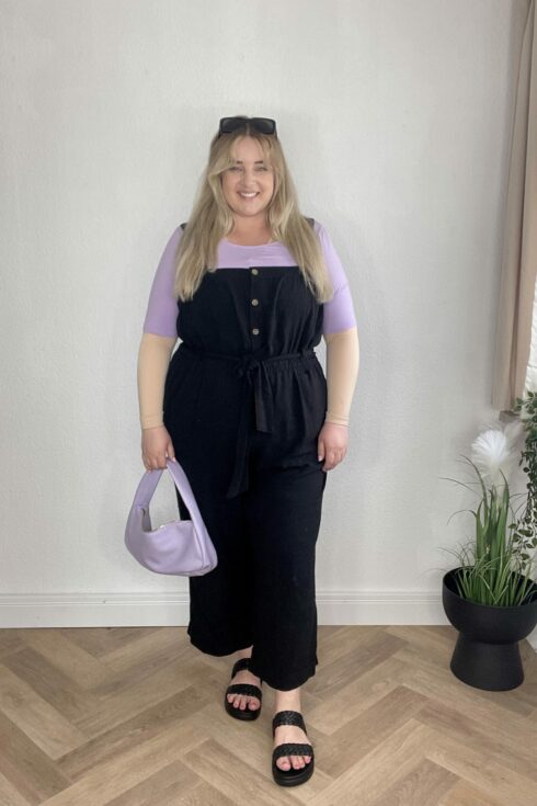 Shirt Lila, Jumpsuit & Sandalen Schwarz