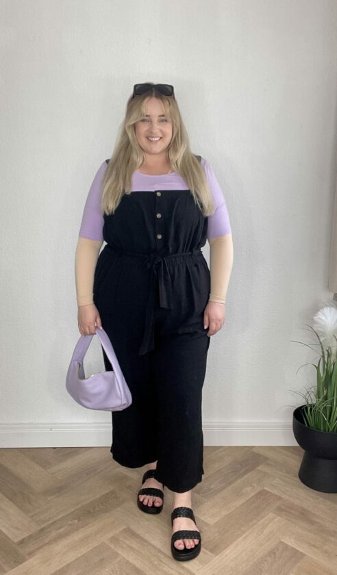 Shirt Lila, Jumpsuit & Sandalen Schwarz