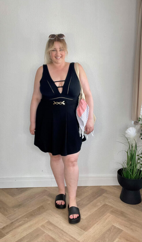 Minirock, Top & Sandalen Schwarz