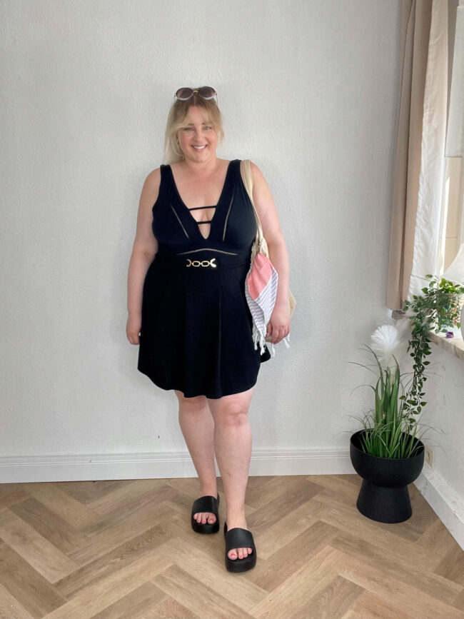 Minirock, Top & Sandalen Schwarz