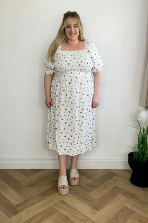 Kleid mit Blumenprint, Sandalen Beige