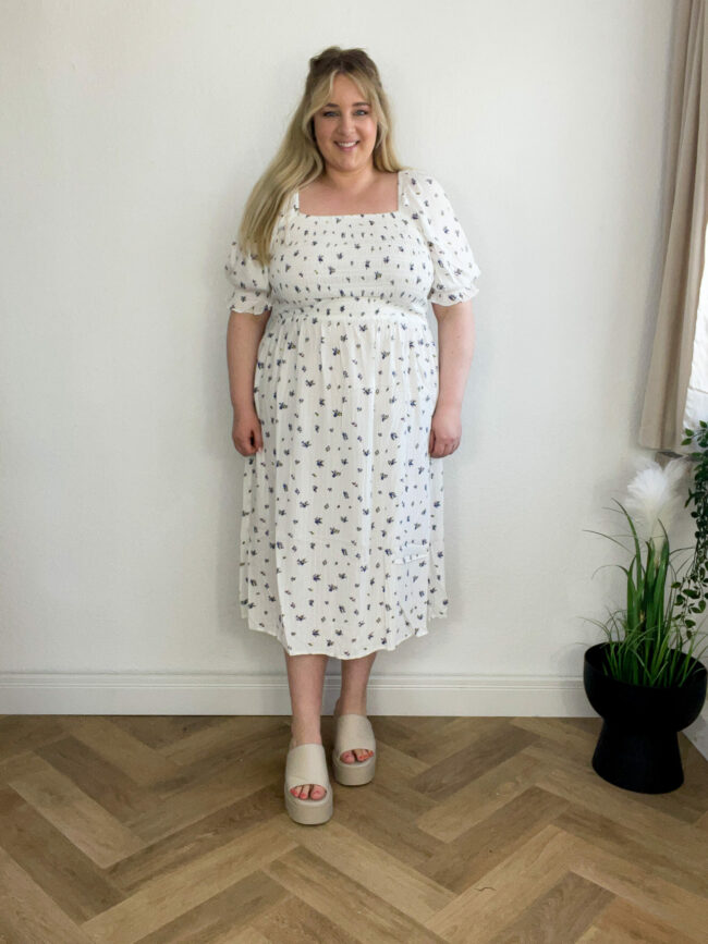 Kleid mit Blumenprint, Sandalen Beige Kleid mit Blumenprint, Sandalen Beige