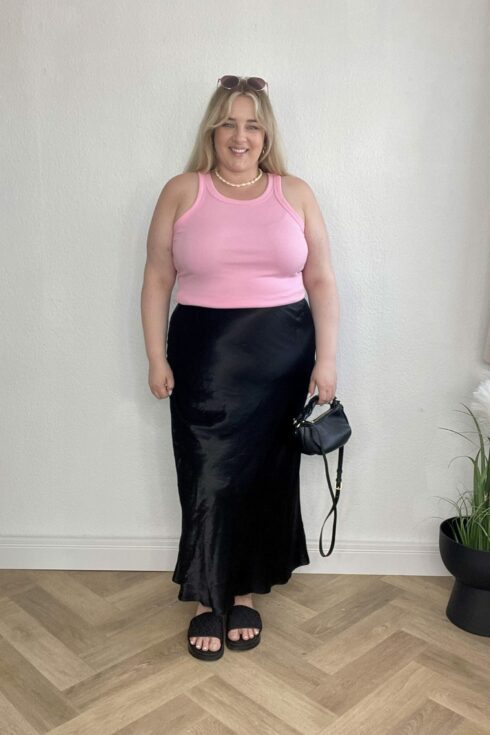 Tanktop Rosa, langer Rock Schwarz, Sandalen